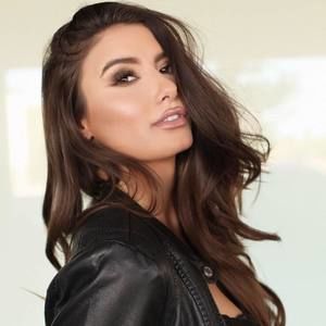 Meet your Posher, Lia